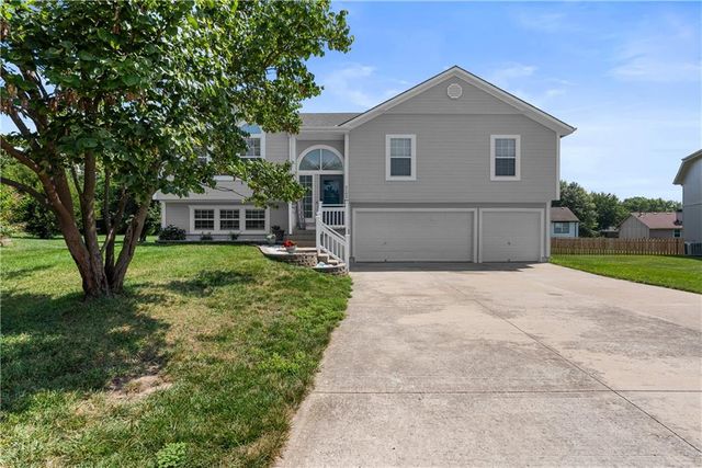 2102 Grant Circle, Greenwood, MO 64034