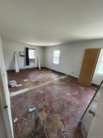 31 East Avenue, Freeport, NY 11520