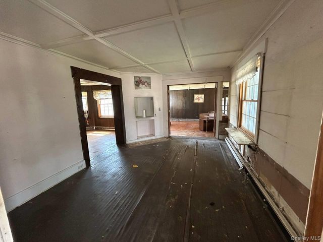 31 East Avenue, Freeport, NY 11520