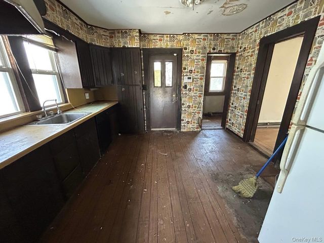 31 East Avenue, Freeport, NY 11520