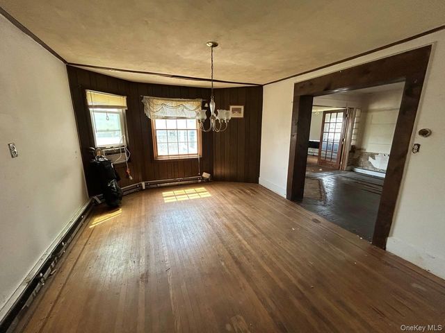 31 East Avenue, Freeport, NY 11520