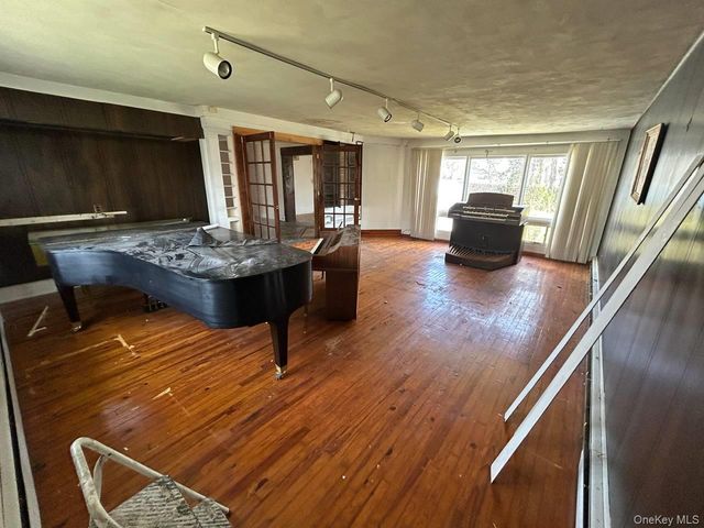 31 East Avenue, Freeport, NY 11520