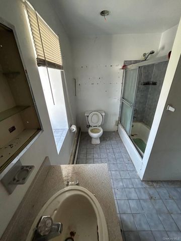 31 East Avenue, Freeport, NY 11520