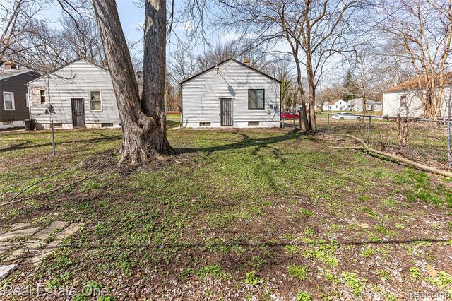 19800 Oakfield Street, Detroit, MI 48235