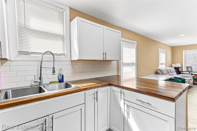 19800 Oakfield Street, Detroit, MI 48235