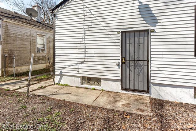 19800 Oakfield Street, Detroit, MI 48235