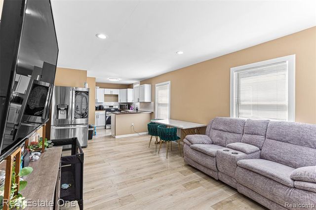 19800 Oakfield Street, Detroit, MI 48235