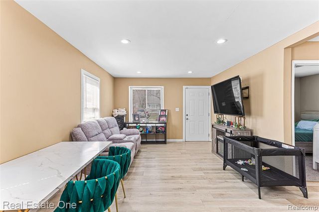 19800 Oakfield Street, Detroit, MI 48235