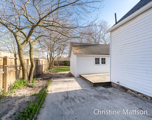 1889 Manor Drive, Norton Shores, MI 49441