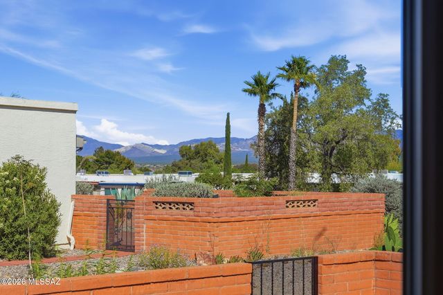 307 N Calle Del Chancero, Green Valley, AZ 85614
