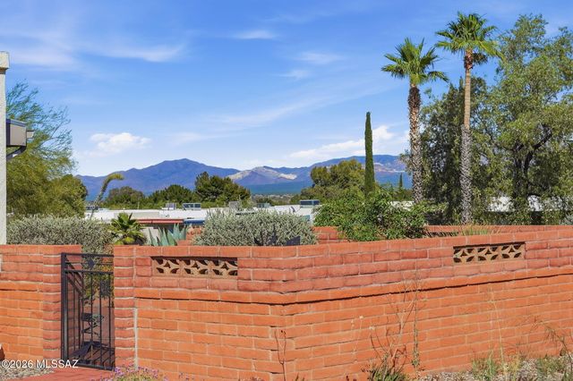 307 N Calle Del Chancero, Green Valley, AZ 85614