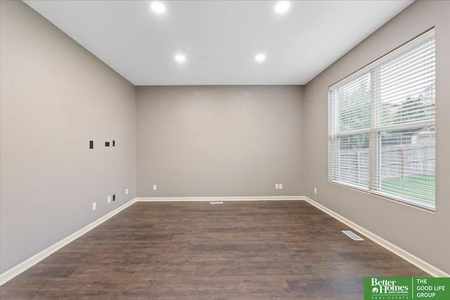 10702 S 110 Avenue, Papillion, NE 68046