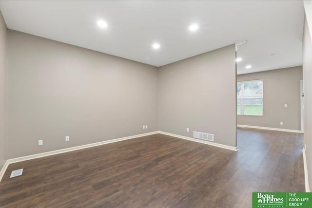 10702 S 110 Avenue, Papillion, NE 68046