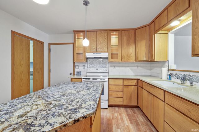 8819 E Southshore Drive, Unionville, IN 47468