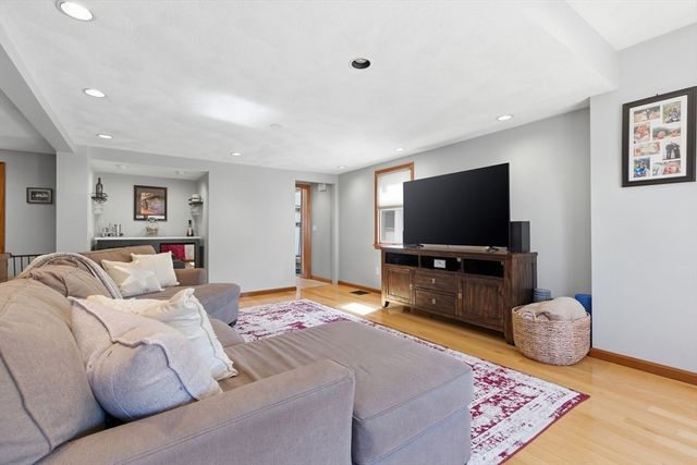 7 Maple Street 7, Reading, MA 01867