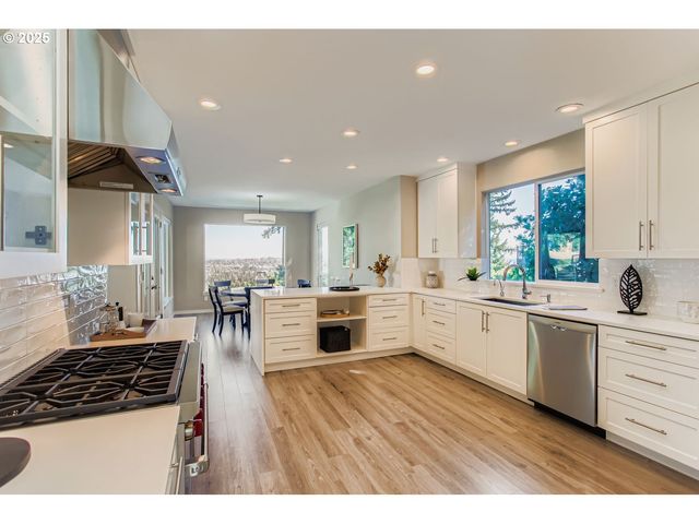19788 WILDWOOD Dr, West Linn, OR 97068