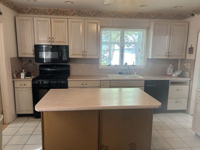 5 Utica Dr, Worcester, MA 01603