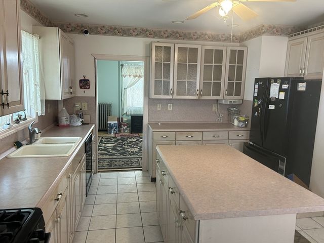 5 Utica Dr, Worcester, MA 01603