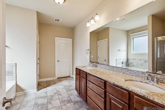 7864 W Pelican Lakes Ave, Baton Rouge, LA 70820