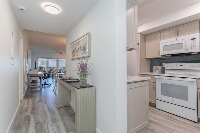 633 ALHAMBRA ROAD 305, Venice, FL 34285