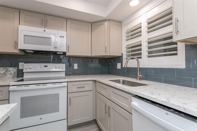 633 ALHAMBRA ROAD 305, Venice, FL 34285