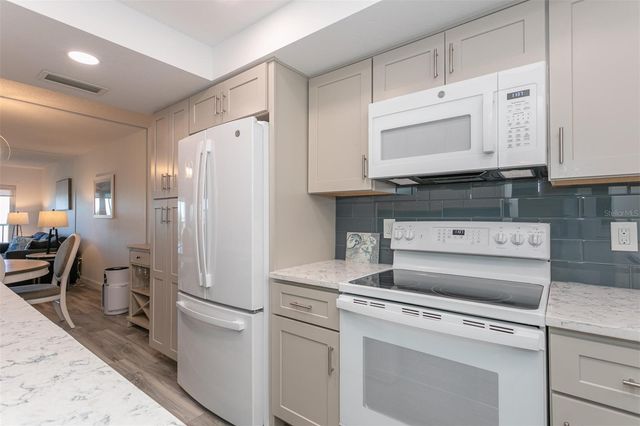 633 ALHAMBRA ROAD 305, Venice, FL 34285