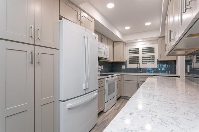 633 ALHAMBRA ROAD 305, Venice, FL 34285