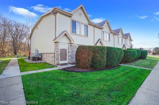 50406 BAY Run S, Chesterfield Township, MI 48047