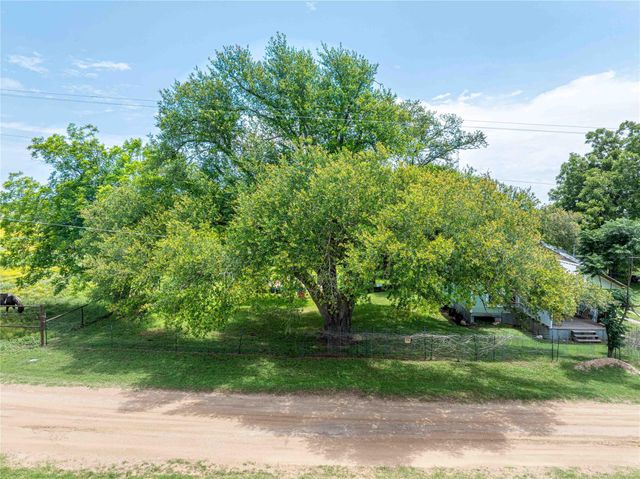 802 Smith RD, Rockdale, TX 76567