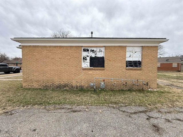 535 S Hunter, Wichita, KS 67207