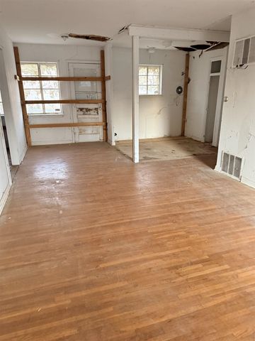 535 S Hunter, Wichita, KS 67207