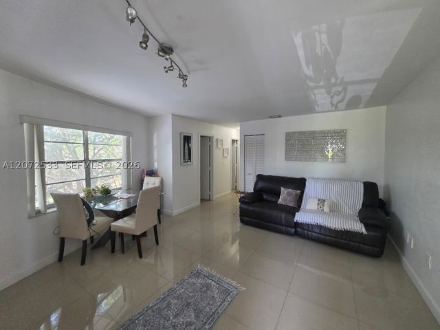 4393 NW 11th St 20, Miami, FL 33126