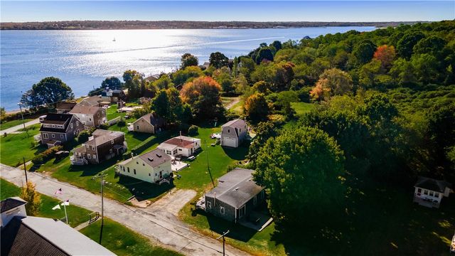 26 Pier Road, Portsmouth, RI 02872