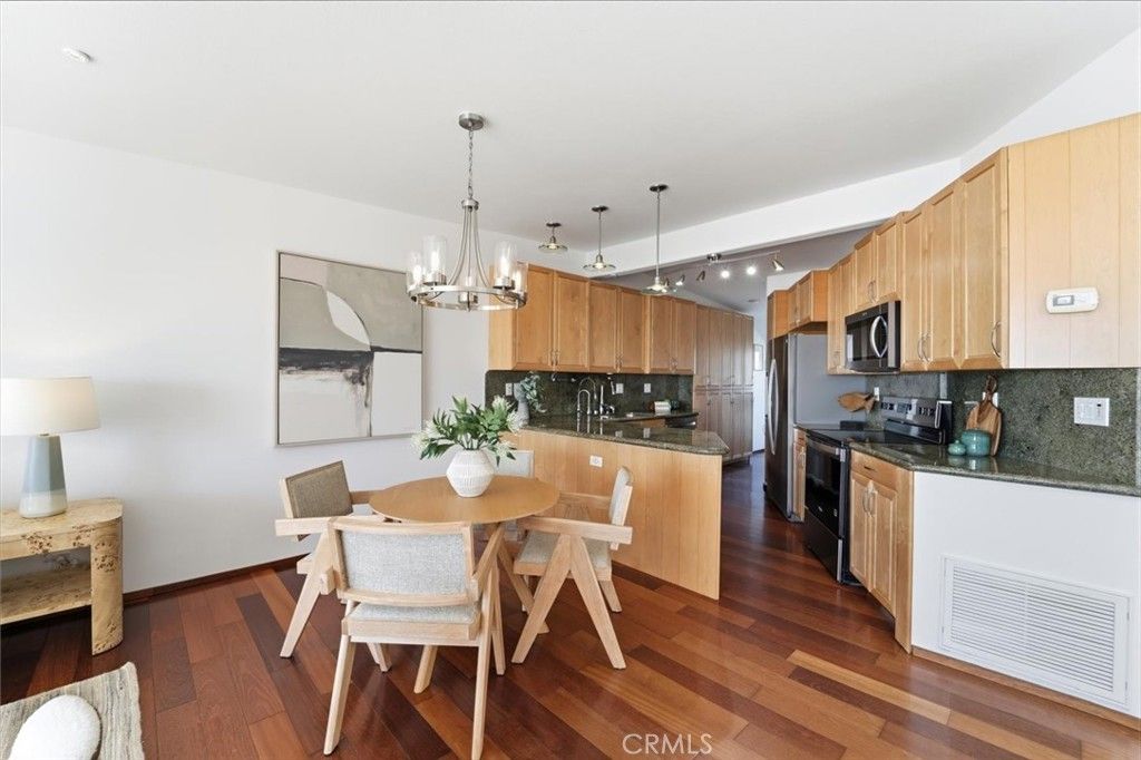 Image 13 of property listing at 320 Paseo De La Playa #E, Redondo Beach, CA 90277