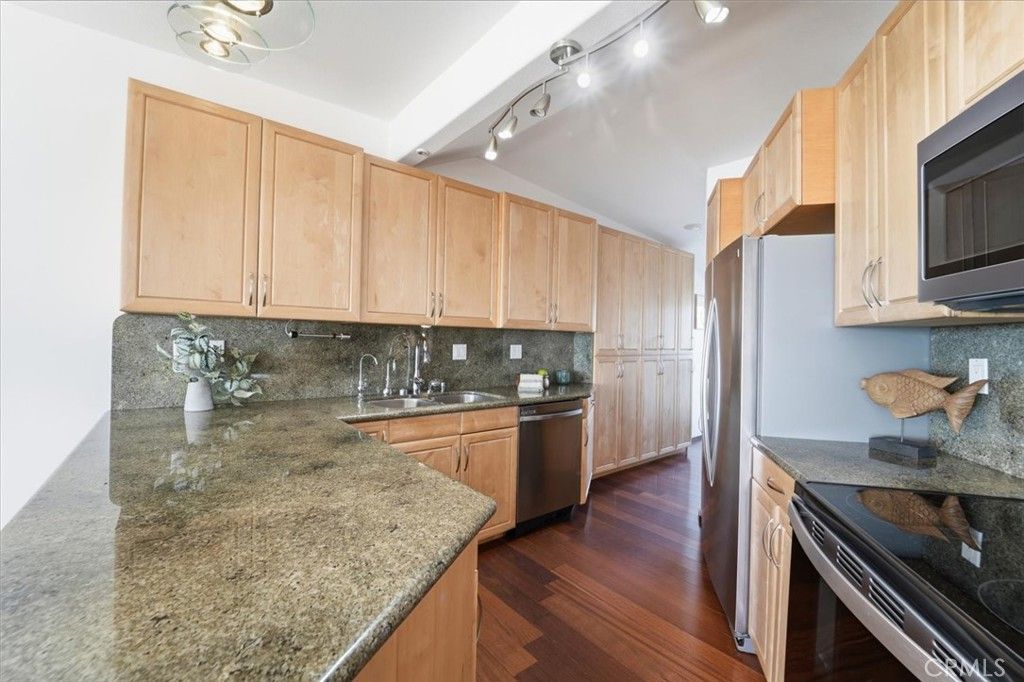 Image 16 of property listing at 320 Paseo De La Playa #E, Redondo Beach, CA 90277