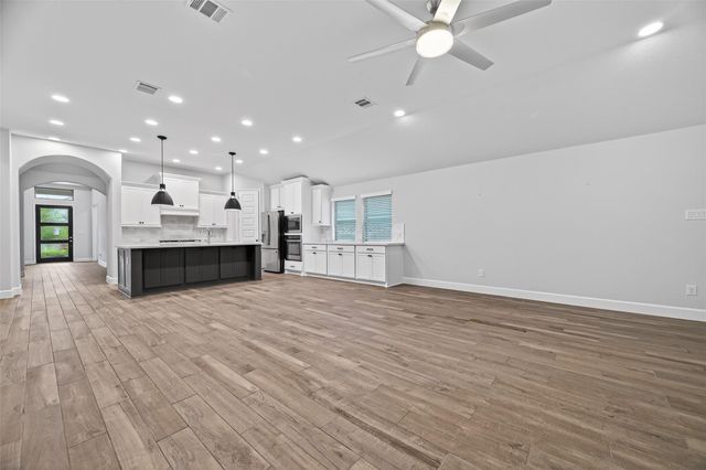 302 Sky Top Drive, Montgomery, TX 77316