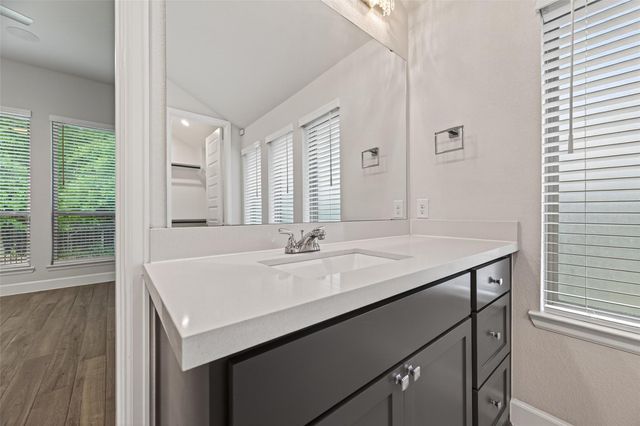 302 Sky Top Drive, Montgomery, TX 77316