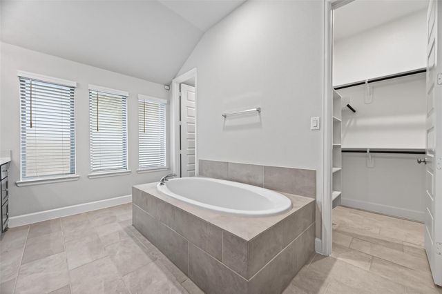 302 Sky Top Drive, Montgomery, TX 77316