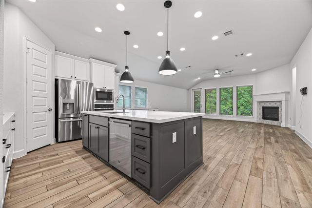 302 Sky Top Drive, Montgomery, TX 77316