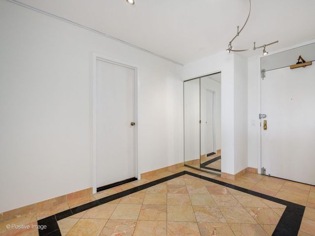 525 W Hawthorne Place 2207, Chicago, IL 60657