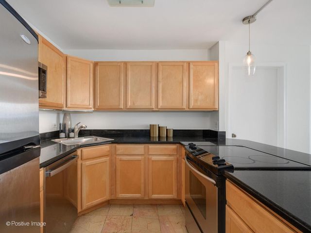525 W Hawthorne Place 2207, Chicago, IL 60657
