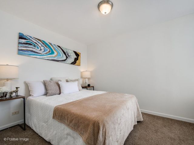 525 W Hawthorne Place 2207, Chicago, IL 60657