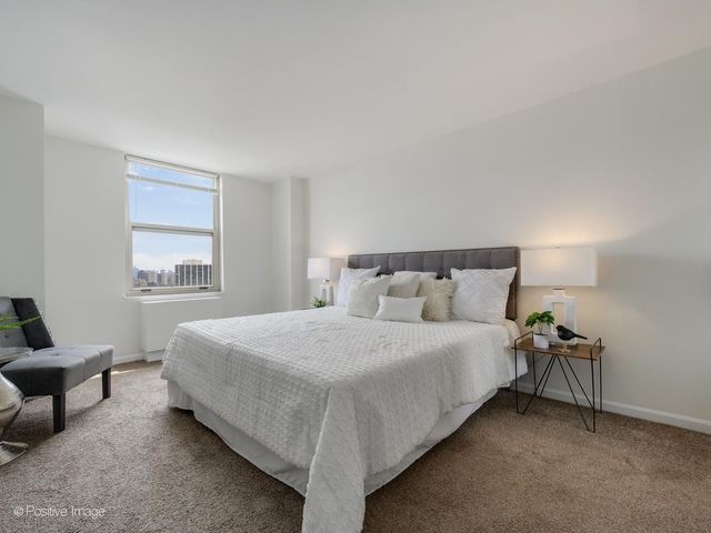 525 W Hawthorne Place 2207, Chicago, IL 60657