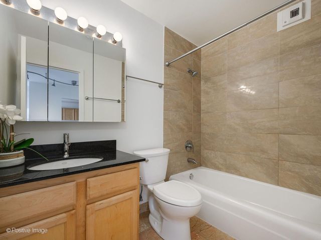 525 W Hawthorne Place 2207, Chicago, IL 60657