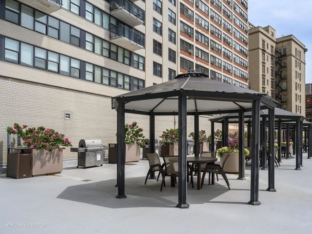 525 W Hawthorne Place 2207, Chicago, IL 60657