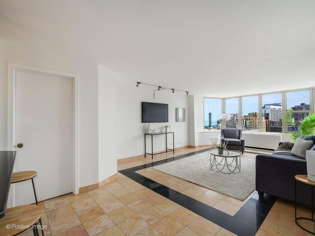 525 W Hawthorne Place 2207, Chicago, IL 60657