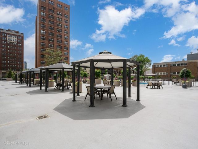 525 W Hawthorne Place 2207, Chicago, IL 60657