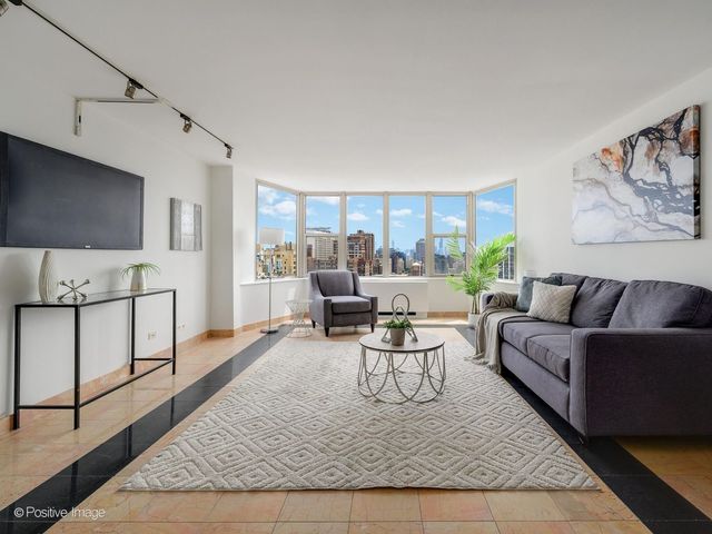 525 W Hawthorne Place 2207, Chicago, IL 60657