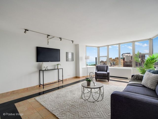 525 W Hawthorne Place 2207, Chicago, IL 60657