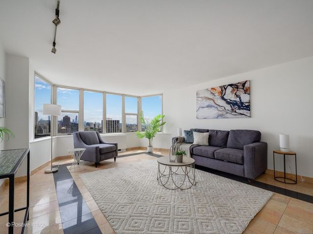 525 W Hawthorne Place 2207, Chicago, IL 60657